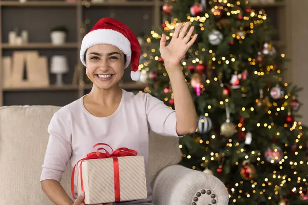 Šťastná indická žena drží video hovor s dárkem v ruce. — Stock fotografie
