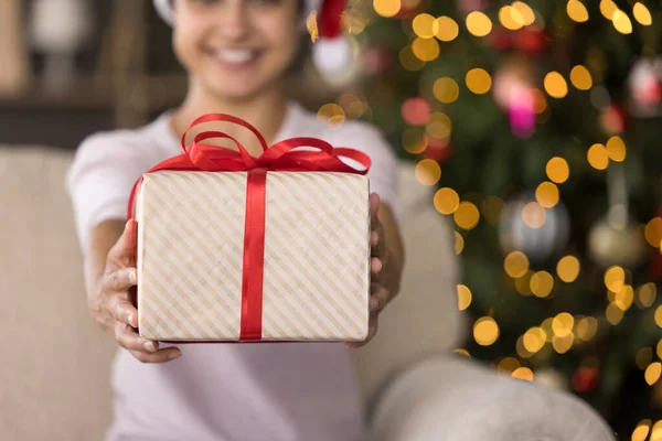 De cerca sonriente mujer india sosteniendo caja de regalo. — Foto de Stock