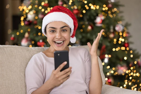 Felice stupito giovane donna indiana che celebra la vittoria della lotteria online. — Foto Stock