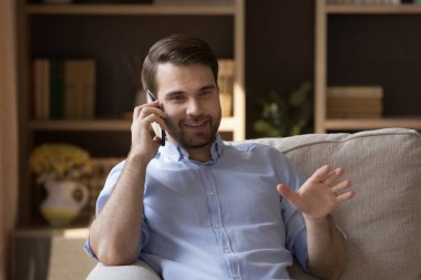 Mutlu Kafkasyalı milenyum adamı telefon görüşmesi yapıyor..