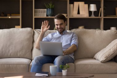 Video konuşması yapan mutlu genç adam..