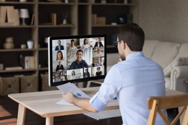 Konsantre genç işadamı müzakere videosu çekiyor..