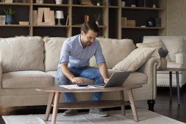 Aylık yerel bütçeyi yöneten mutlu genç adam..