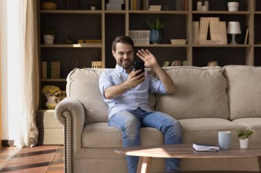 # Mutlu, gevşemiş genç bir adam video bekliyor #.