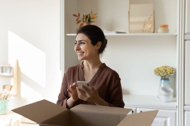 Hindistan 'ın dış ticaret müşterisi telefonu elinde tutuyor. Bakışları bir yana, tatmin olmuş hissediyor.