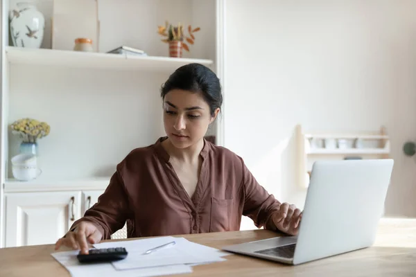 Gericht Indiase vrouw berekent kosten betalen rekeningen en belastingen online — Stockfoto