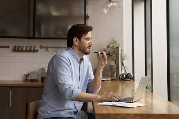 Concentrato giovane imprenditore registrazione messaggio audio. — Foto Stock