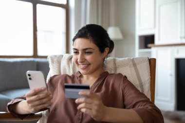 Hintli kadının elinde banka kartı ve akıllı telefon alımı var.
