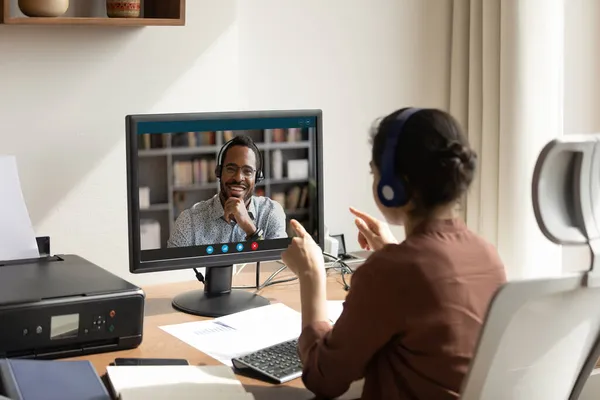 Mujer hablar con colega africano usando PC y aplicación de videocall —  Fotos de Stock