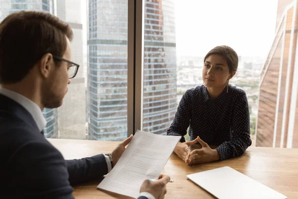 Junger männlicher hr-Manager kommuniziert mit indischem Jobsucher. — Stockfoto