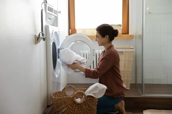 Ung indisk hemmafru gör hushållsarbete att sätta duk i tvättmaskin — Stockfoto