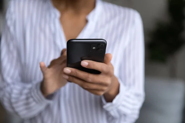 Cropped close up of African American woman holding smartphone — Stock Photo, Image