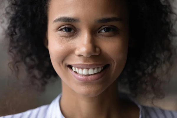 Hoofd schot close-up van mooie Afro-Amerikaanse vrouw gezicht — Stockfoto