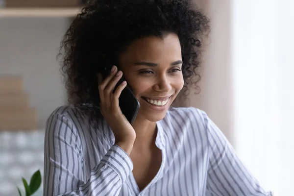 Head shot smiling African American woman making phone call — Stock Photo, Image