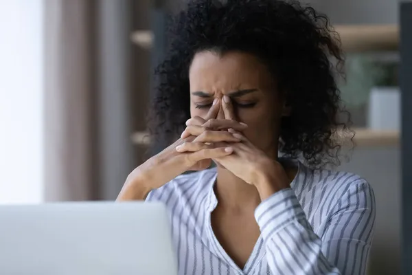 Close-up ongelukkig uitgeput Afro-Amerikaanse zakenvrouw gevoel pijn — Stockfoto