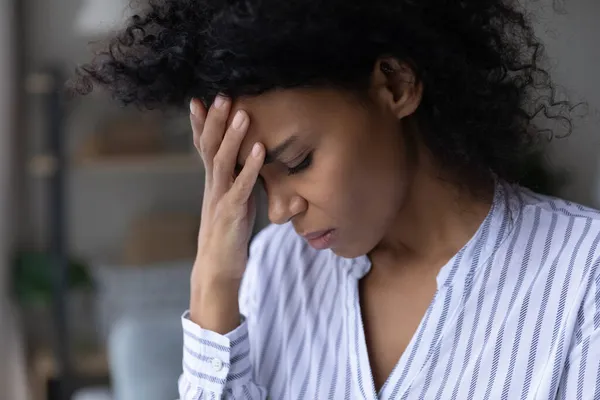 Close up infelice depresso donna afro-americana toccare la fronte — Foto Stock