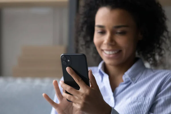 Close up focus on smartphone in African American woman hand — Stock Photo, Image