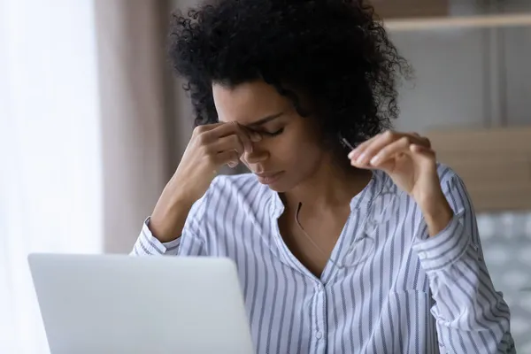 Mujer joven afroamericana agotada quitándose las gafas de cerca — Foto de Stock