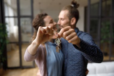 Sevgili aile çiftimiz kameranın anahtarlarını gösteriyor..