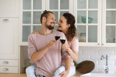 Sevecen genç bir aile çifti romantik bir şekilde evde buluşuyor..