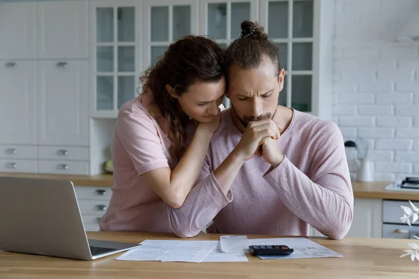 Olyckliga unga familje par som har ekonomiska problem. — Stockfoto