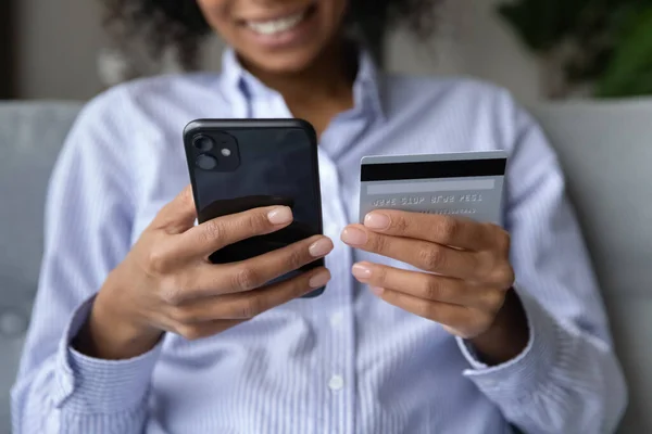 Gesneden close-up Afro-Amerikaanse vrouw betalen credit card online — Stockfoto