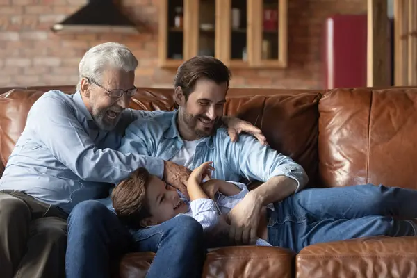 ปู่ผู้สูงอายุที่มีความสุขและพ่อสหัสวรรษจั๊กจี้ระหว่างเด็กชาย — ภาพถ่ายสต็อก