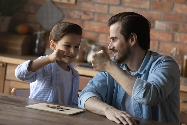 Père bosse poings avec fils préadolescent jeu gagnant de courants d'air — Photo