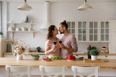 Sevecen bir çift burunlarına dokunuyor, yıldönümlerini kutluyor..