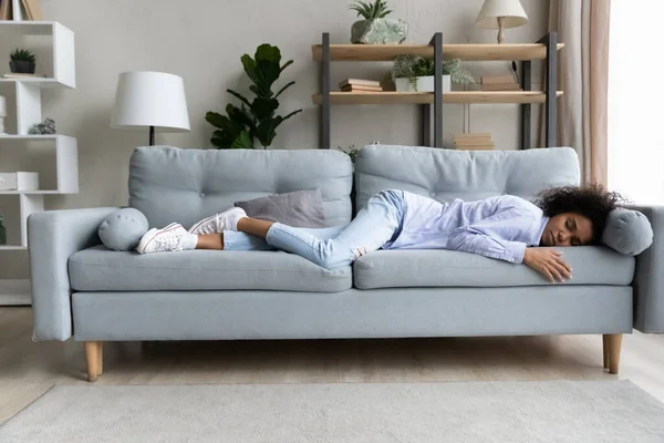 Pełna długość zrelaksowany Afroamerykanka śpi na wygodnej kanapie — Zdjęcie stockowe