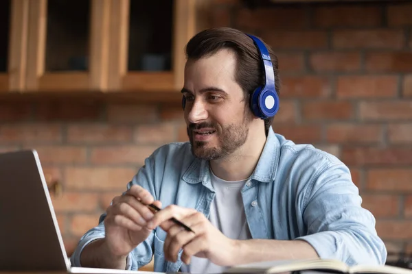 Male in headset speak on web briefing using laptop webcam — Stock Photo, Image