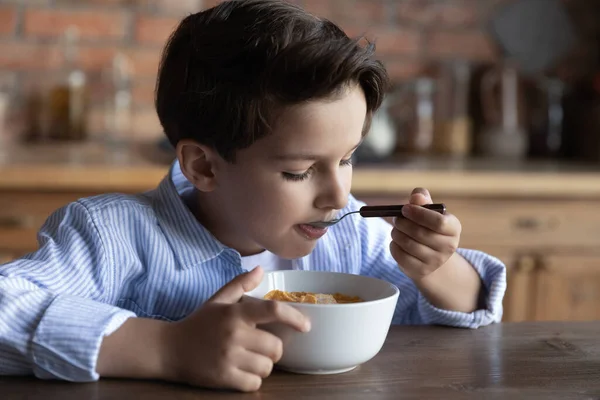 饥饿的十几岁男孩，食欲强，吃含牛奶的麦片 — 图库照片