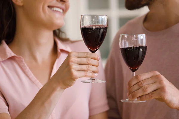 Close up felice coppia amorevole tintinnio bicchieri di vino. — Foto Stock