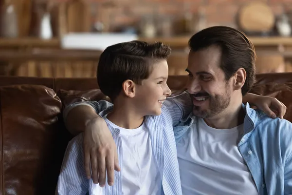 Sevecen bekar baba, küçük oğlunla evde sohbetin tadını çıkar. — Stok fotoğraf