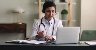 Odaklanmış genç Hintli doktor video görüşmesi yapıyor..