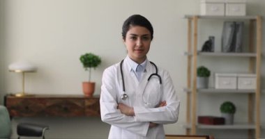 İçeride poz veren kendine güvenen Hintli doktor..