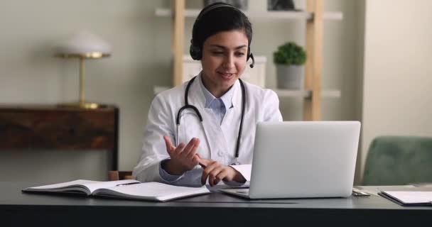 Enfocado joven médico indio celebración de video llamada reunión. — Vídeo de stock