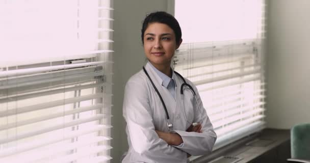 Drömmande ung attraktiv indian läkare vilar i ämbetet. — Stockvideo