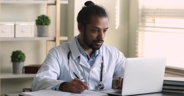 Feliz joven médico africano que trabaja en la clínica. — Vídeo de stock