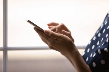 Milenyum kadınlarının elleri web sayfalarını cep telefonu uygulamasında kaydırır