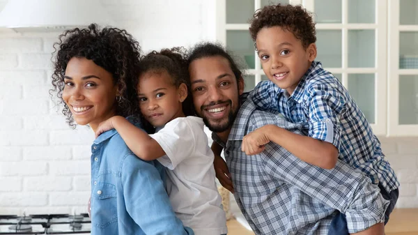 幸福的非洲裔美国人夫妇抱着年幼的兄弟姐妹孩子 — 图库照片