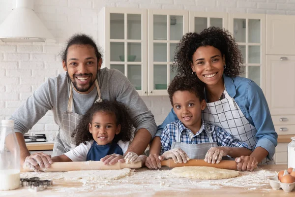 Feliz postre de hornear de la familia africana para la cena juntos —  Fotos de Stock