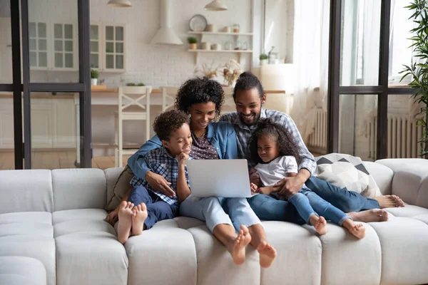 Heureuse famille afro-américaine profiter du temps libre à l'ordinateur portable — Photo