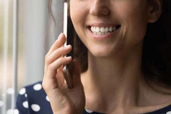 Primer plano de la joven sonriente teniendo una agradable conversación telefónica —  Fotos de Stock
