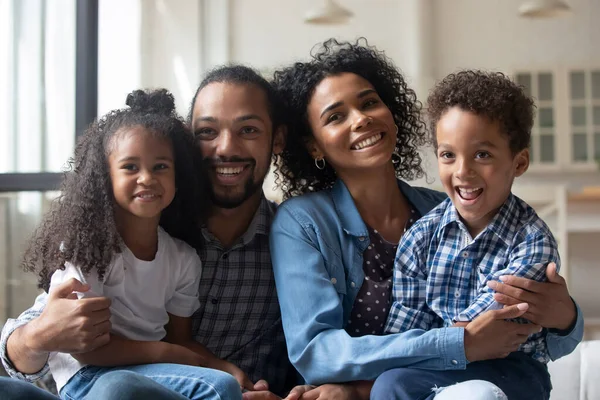Ευτυχισμένη νεαρή οικογένεια μαύρων ποζάρει στη φωτογράφιση — Φωτογραφία Αρχείου