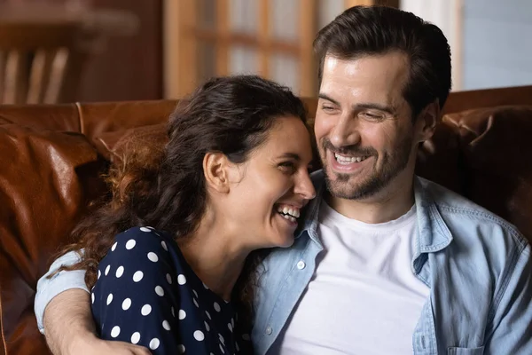 Tierno millennial marido sonriendo cierre a pecho amada riendo esposa —  Fotos de Stock