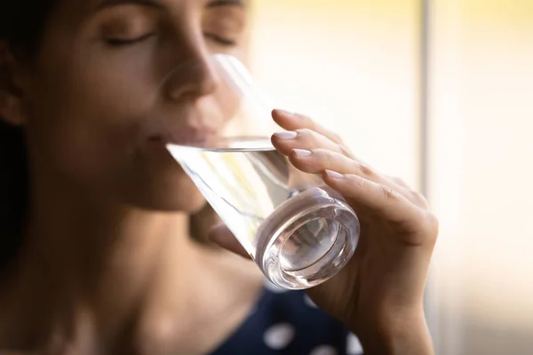 Thirsty millennial hispanic woman drinking cool water with closed eyes — Stock Photo, Image