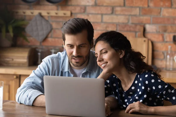 Glückliches junges verliebtes Paar wählt Online-Service mit Laptop — Stockfoto