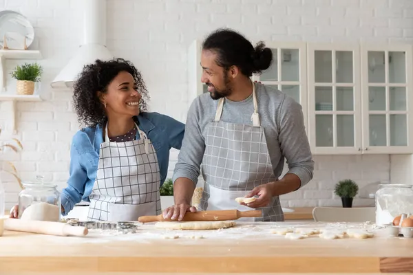 Feliz millennial negro pareja hornear galletas caseras juntos —  Fotos de Stock