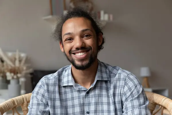 Glad tusenårig afroamerikansk hipster kille tittar på kameran — Stockfoto